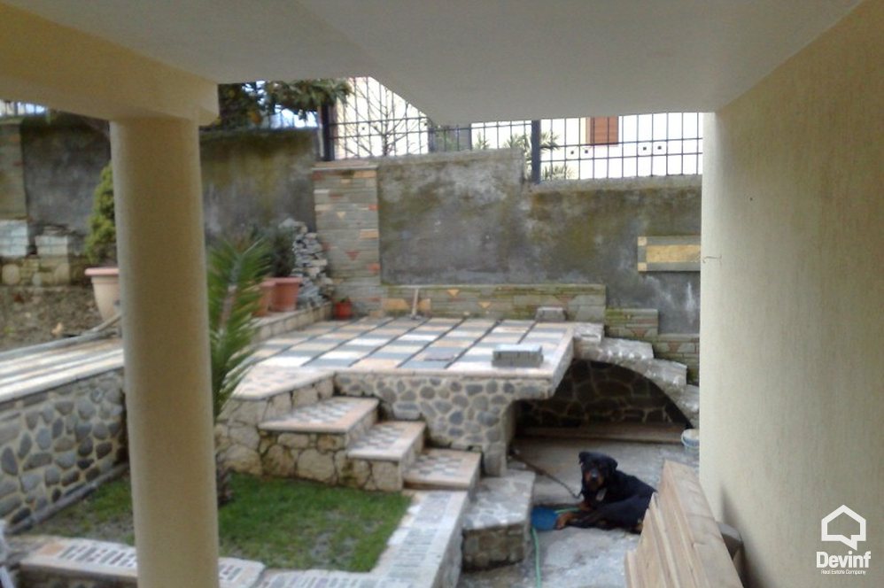 Tirane Qera Vile Me shume se 4 dhoma Vile ne zonen e Rr. Elbasanit prane ish Vilave Gjermane apartament