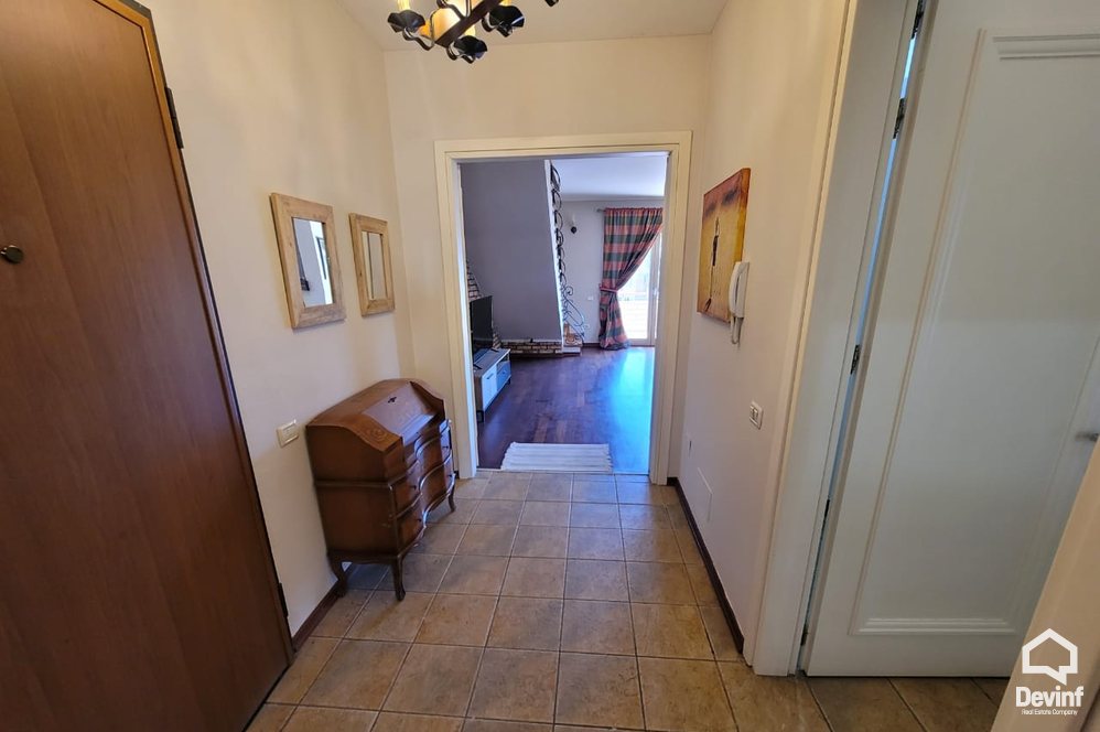 Tirane Qera Apartament 3+1 Apartament ne zone midis Bllokut dhe Parkut te Liqenit Artificial apartament dubleks