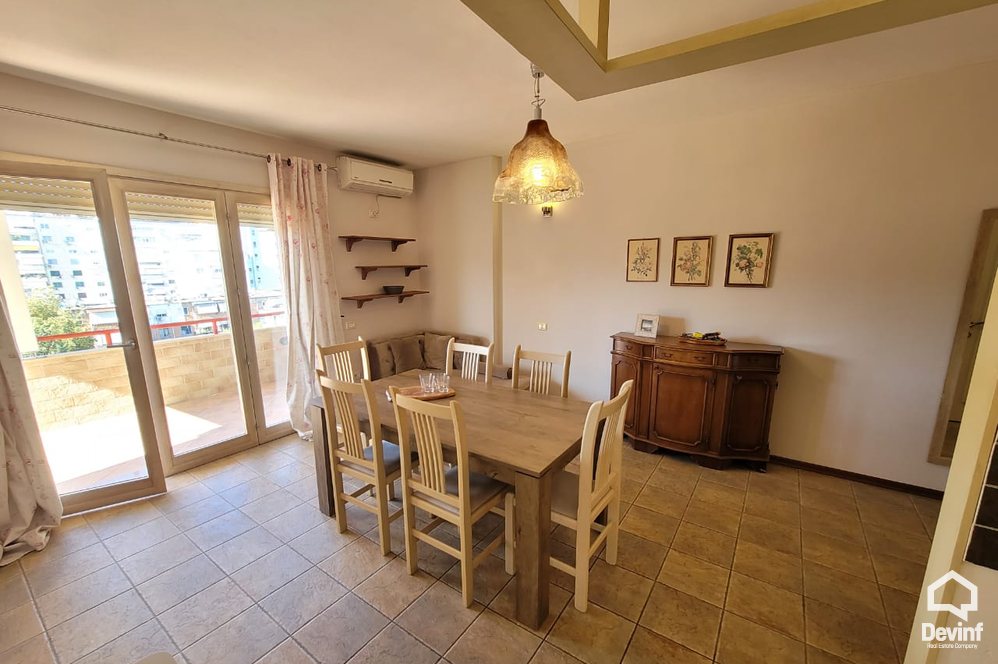 Tirane Qera Apartament 3+1 Apartament ne zone midis Bllokut dhe Parkut te Liqenit Artificial apartament dubleks