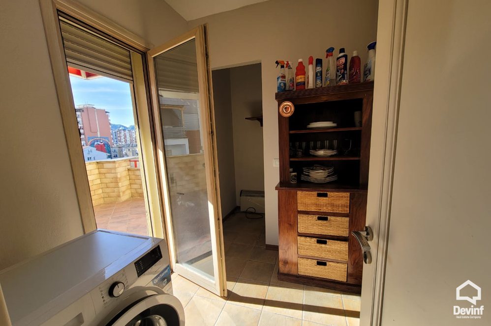 Tirane Qera Apartament 3+1 Apartament ne zone midis Bllokut dhe Parkut te Liqenit Artificial apartament dubleks