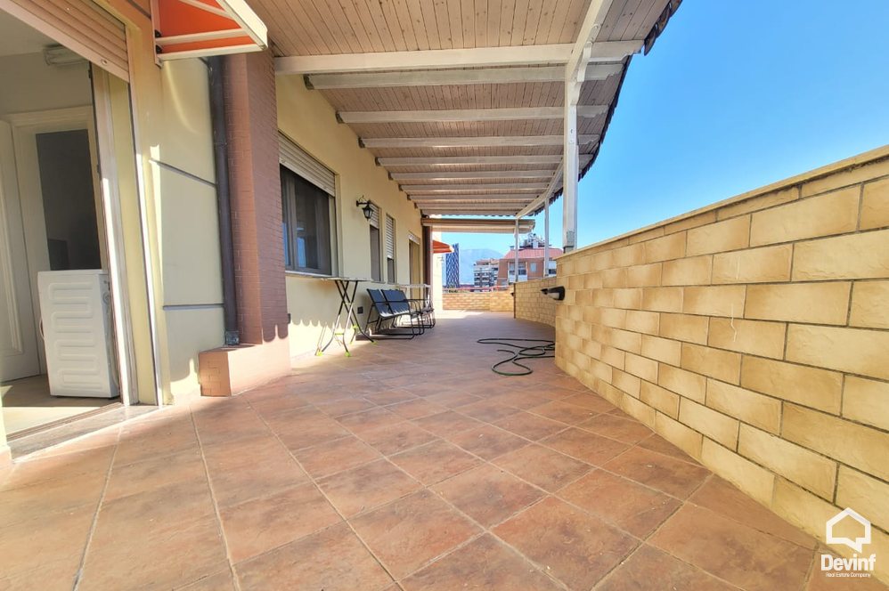Tirane Qera Apartament 3+1 Apartament ne zone midis Bllokut dhe Parkut te Liqenit Artificial apartament dubleks