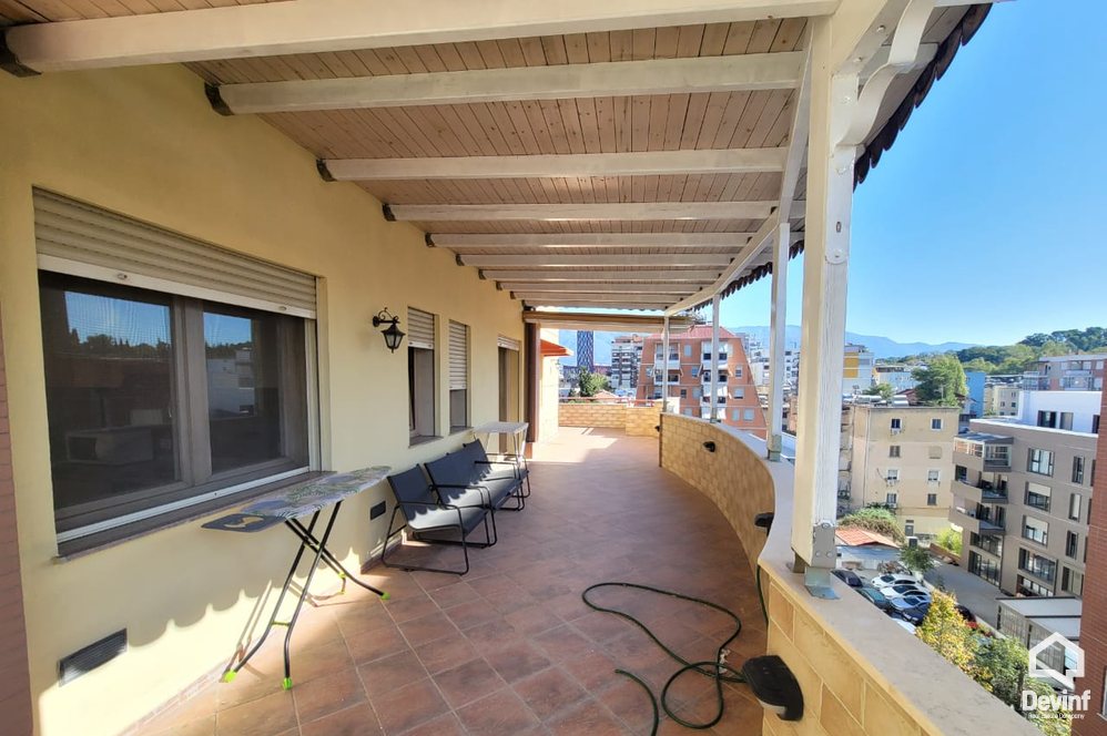 Tirane Qera Apartament 3+1 Apartament ne zone midis Bllokut dhe Parkut te Liqenit Artificial apartament dubleks