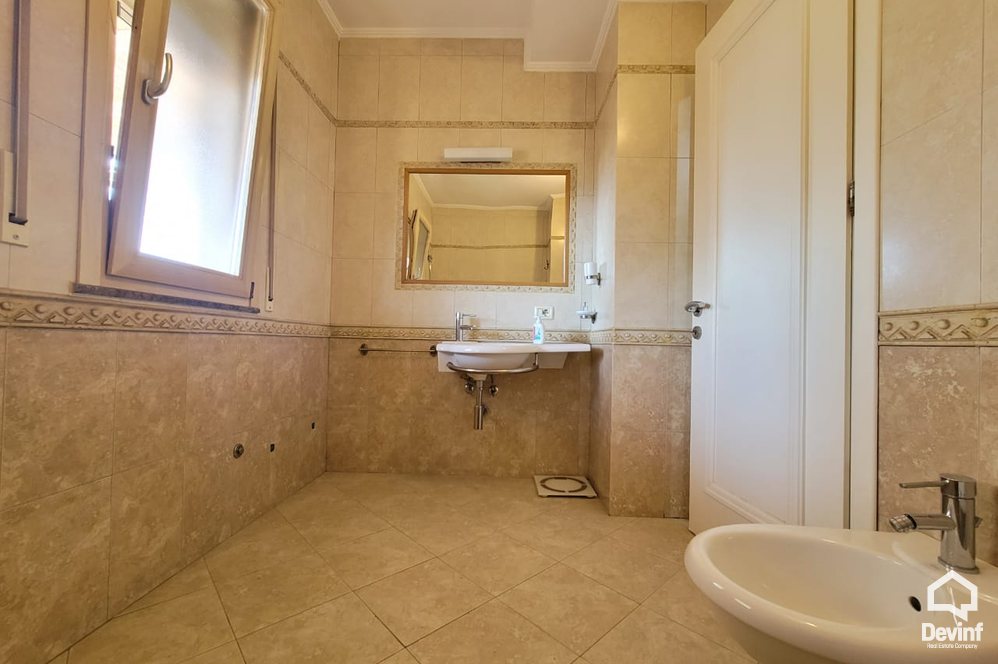 Tirane Qera Apartament 3+1 Apartament ne zone midis Bllokut dhe Parkut te Liqenit Artificial apartament dubleks