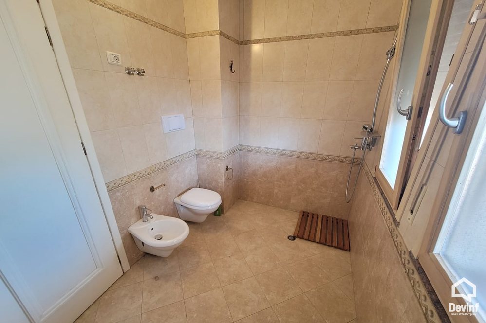 Tirane Qera Apartament 3+1 Apartament ne zone midis Bllokut dhe Parkut te Liqenit Artificial apartament dubleks