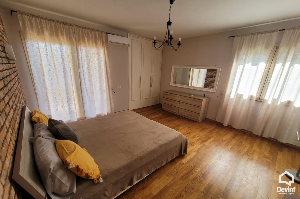 Tirane Qera Apartament 3+1 Apartament ne zone midis Bllokut dhe Parkut te Liqenit Artificial apartament dubleks