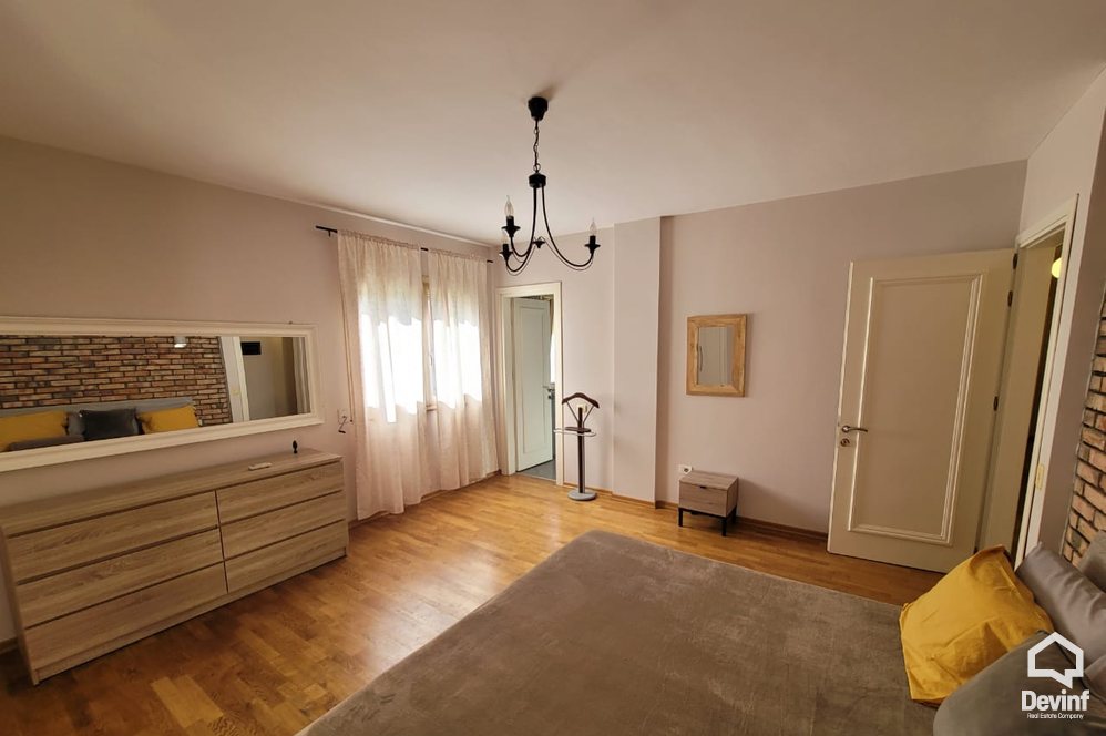 Tirane Qera Apartament 3+1 Apartament ne zone midis Bllokut dhe Parkut te Liqenit Artificial apartament dubleks