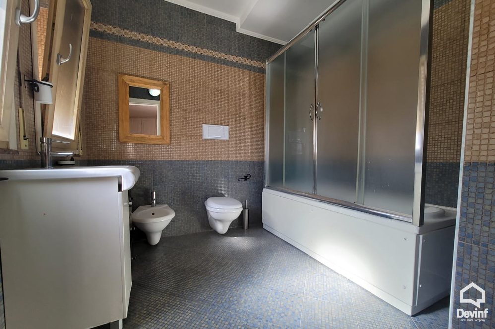 Tirane Qera Apartament 3+1 Apartament ne zone midis Bllokut dhe Parkut te Liqenit Artificial apartament dubleks