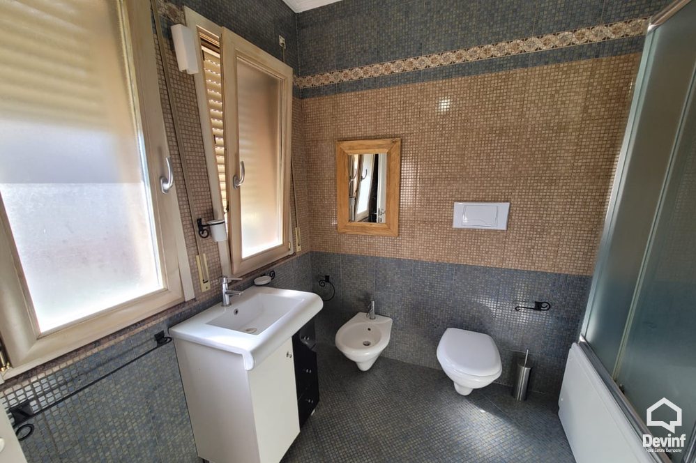 Tirane Qera Apartament 3+1 Apartament ne zone midis Bllokut dhe Parkut te Liqenit Artificial apartament dubleks