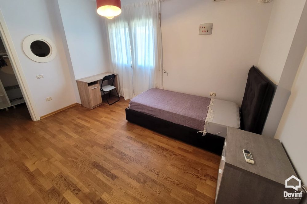 Tirane Qera Apartament 3+1 Apartament ne zone midis Bllokut dhe Parkut te Liqenit Artificial apartament dubleks