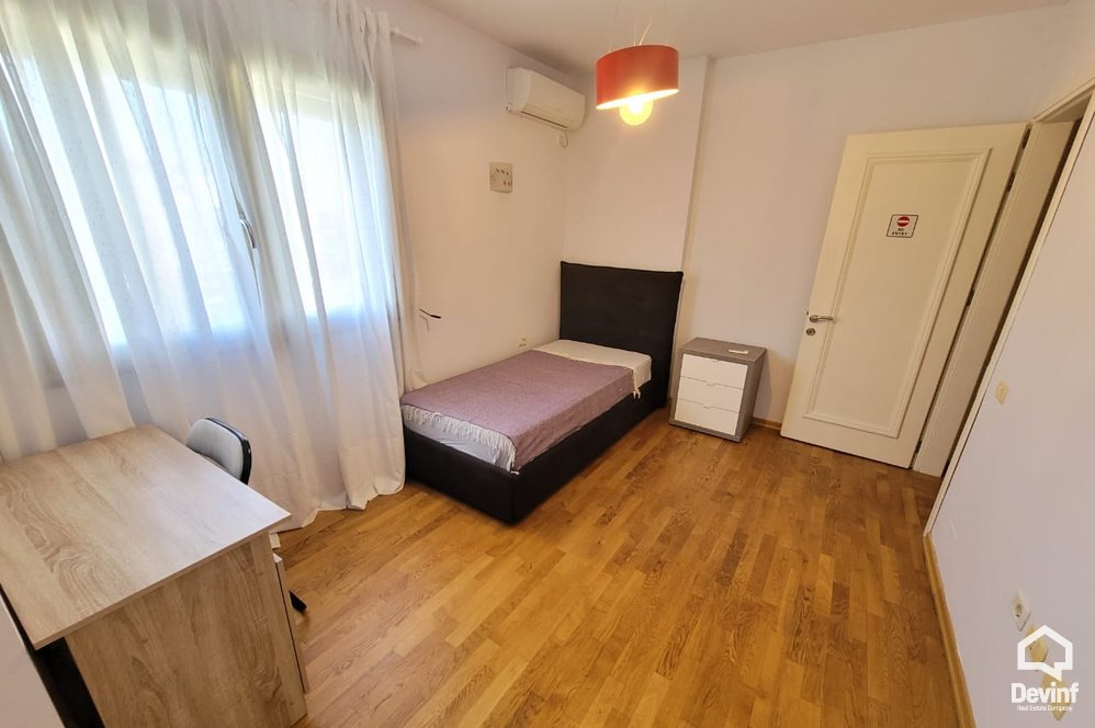 Tirane Qera Apartament 3+1 Apartament ne zone midis Bllokut dhe Parkut te Liqenit Artificial apartament dubleks