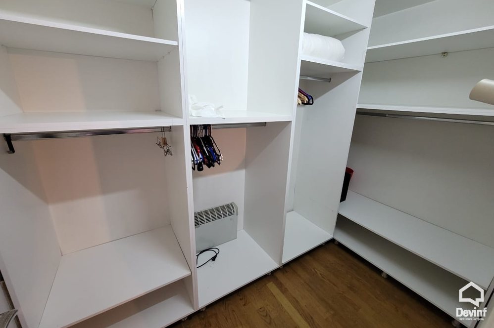 Tirane Qera Apartament 3+1 Apartament ne zone midis Bllokut dhe Parkut te Liqenit Artificial apartament dubleks