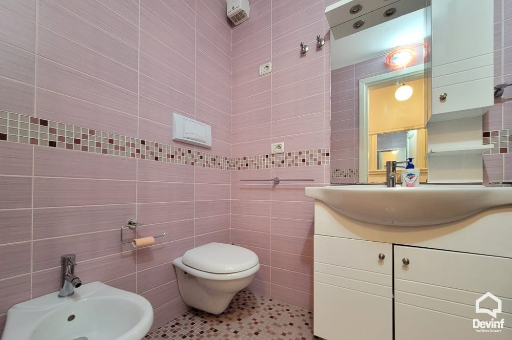 Tirane Qera Apartament 3+1 Apartament ne zone midis Bllokut dhe Parkut te Liqenit Artificial apartament dubleks