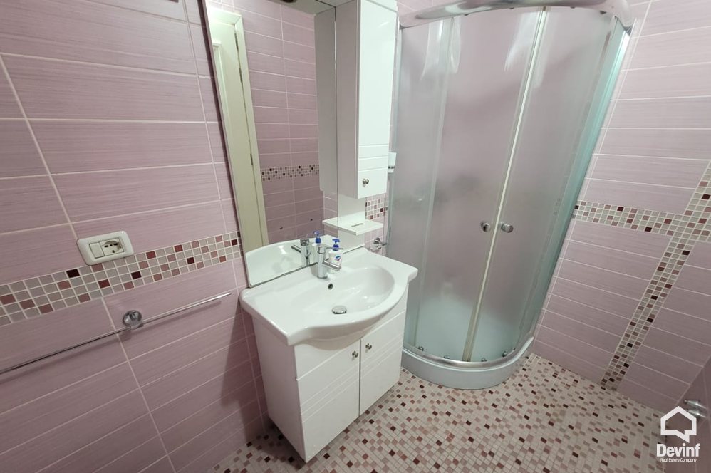 Tirane Qera Apartament 3+1 Apartament ne zone midis Bllokut dhe Parkut te Liqenit Artificial apartament dubleks
