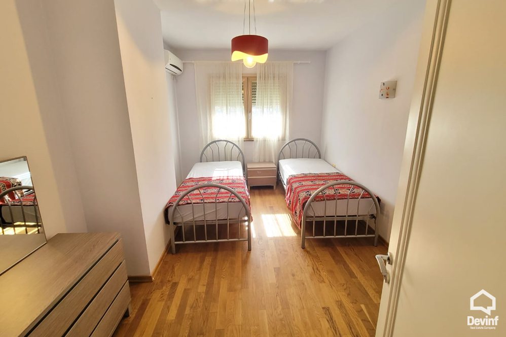 Tirane Qera Apartament 3+1 Apartament ne zone midis Bllokut dhe Parkut te Liqenit Artificial apartament dubleks