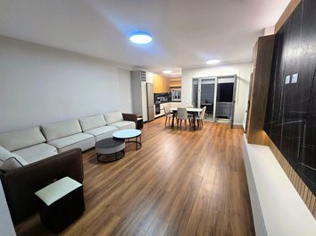 Apartament Qera Apartamenti ndodhet ne nje ndertim te ri ne Bulevardin Zhan D Ark, prane Gjimnazit Ismail Qemali