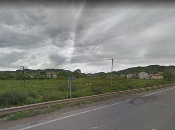 Toke Shitje Toka ndodhet ne rrugen kryesore Vore- Rinas 