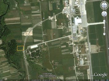 Toke Shitje Toka ndodhet ne rrugen e Aeroportit. 