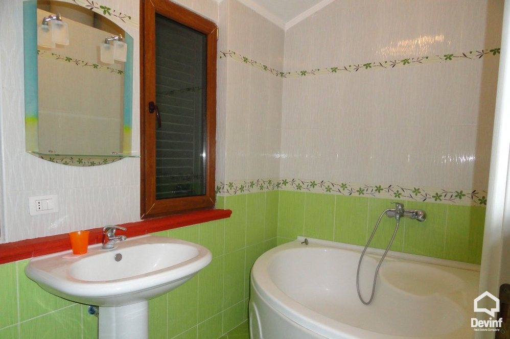 Tirane Shitje Vile Me shume se 4 dhoma Vila ndodhet ne nje zone rezidenciale vilash prane kopshtit botanik vile kompleks rezidencial