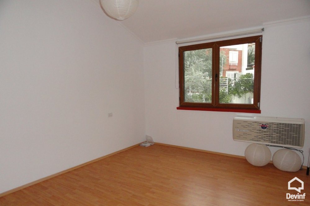 Tirane Shitje Vile Me shume se 4 dhoma Vila ndodhet ne nje zone rezidenciale vilash prane kopshtit botanik vile kompleks rezidencial