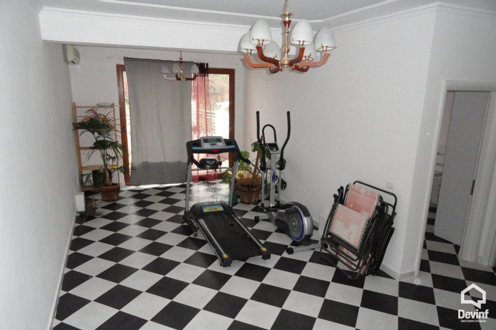 Tirane Shitje Vile Me shume se 4 dhoma Vila ndodhet ne nje zone rezidenciale vilash prane kopshtit botanik vile kompleks rezidencial