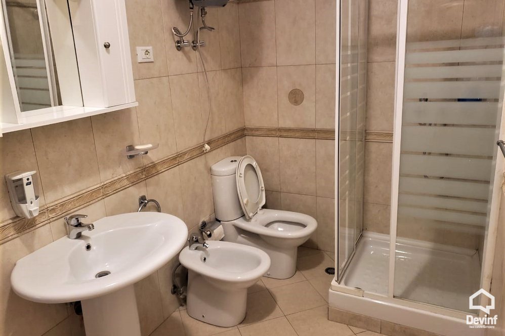 Tirane Qera Apartament 2+1+G Apartament ne pallat te ri ne Rr. Kavajes shume prane rruges se ambasadave apartament