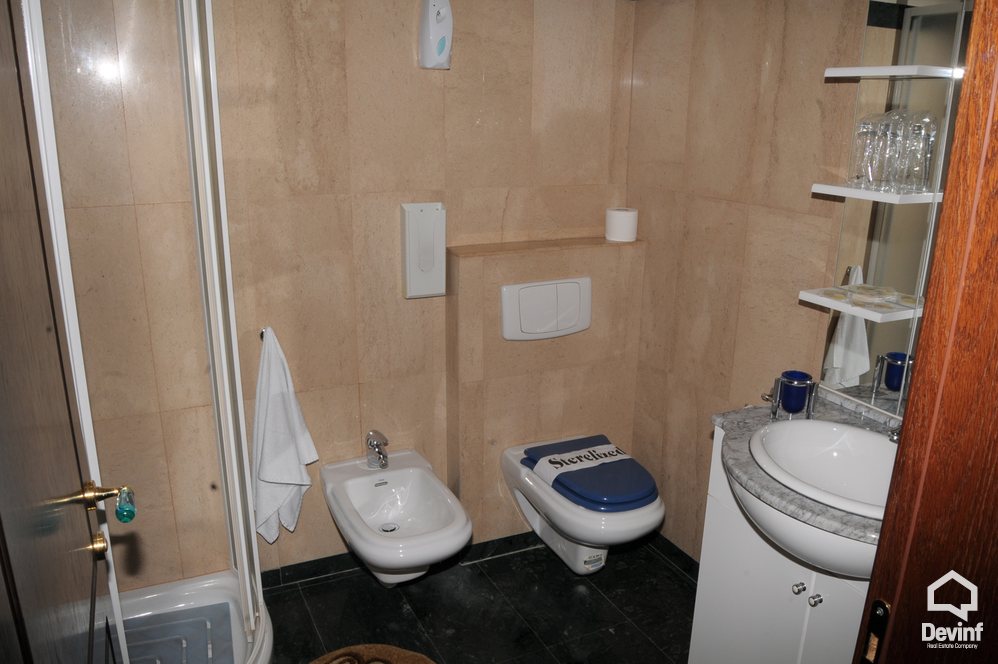 Korce Shitje Hotel Me shume se 4 dhoma Ndodhet ne qytetin  e bukur te Korces. apartament
