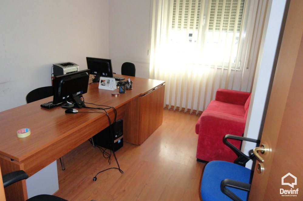 Tirane Qera Zyre  Zyra pozicionohet ne nje ndertim te ri prane Piramides  zyre