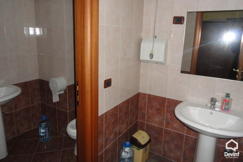 Tirane Qera Zyre  Zyra pozicionohet ne nje ndertim te ri prane Piramides  zyre