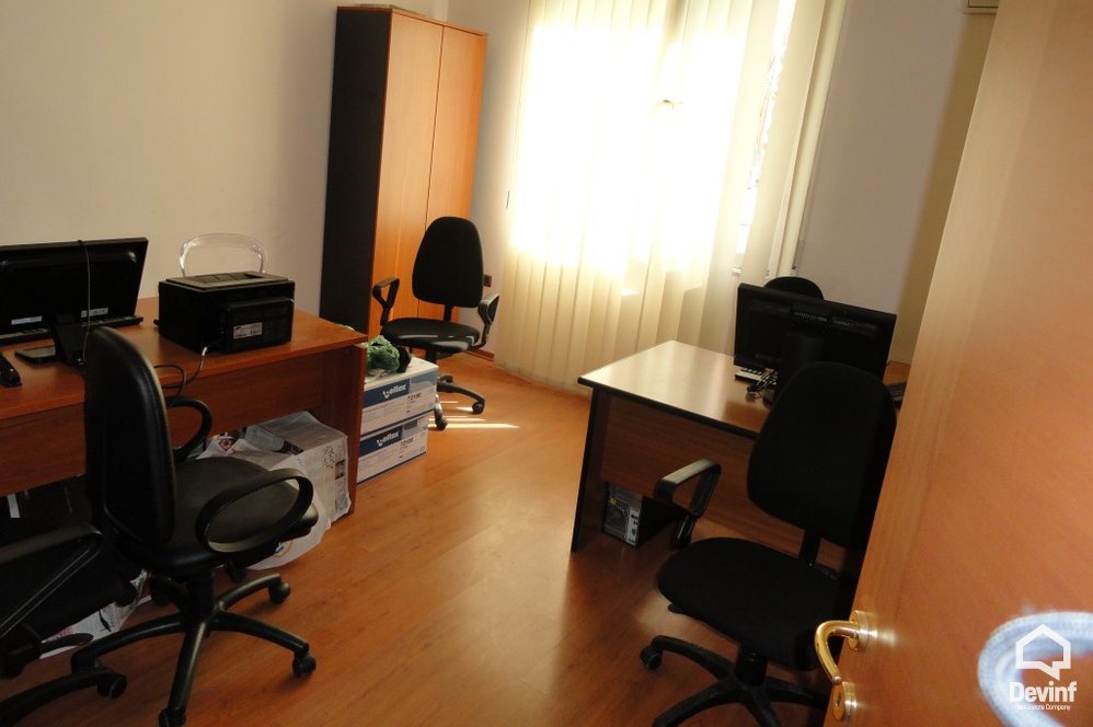 Tirane Qera Zyre  Zyra pozicionohet ne nje ndertim te ri prane Piramides  zyre