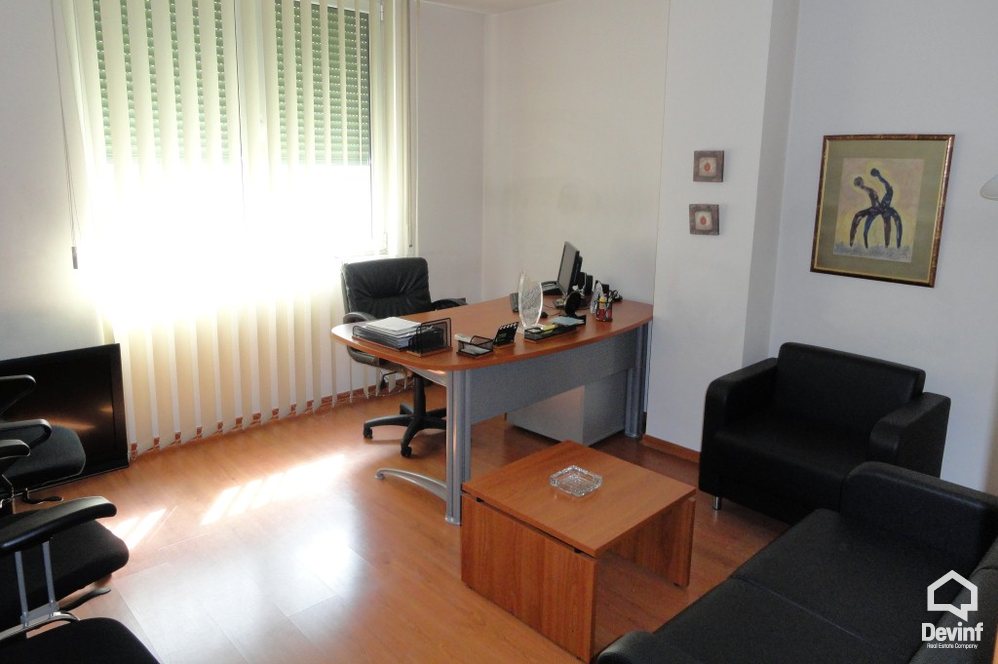 Tirane Qera Zyre  Zyra pozicionohet ne nje ndertim te ri prane Piramides  zyre