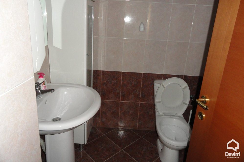 Tirane Qera Zyre  Zyra pozicionohet ne nje ndertim te ri prane Piramides  zyre