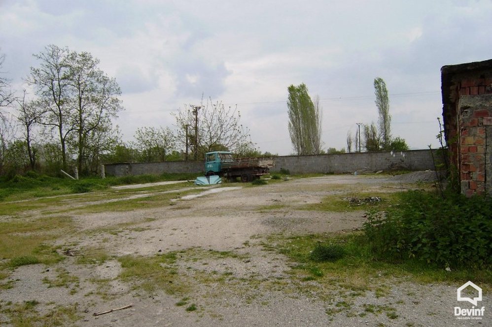 Tirane Shitje Toke  Toka ndodhet ne Aeroportin e Rinasit  ne pjesen veriore te tij toke industriale