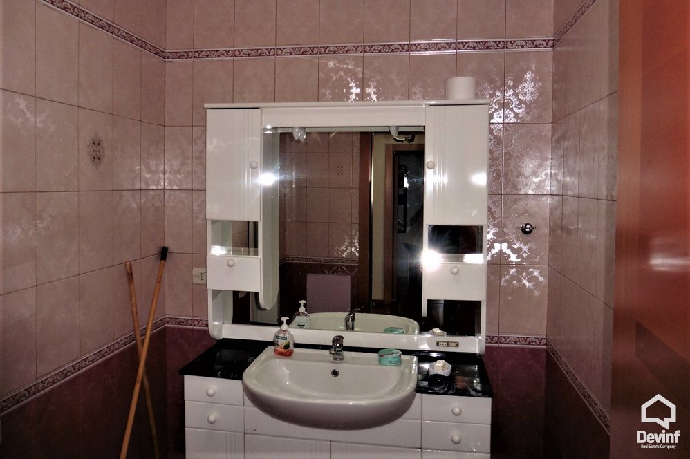 Tirane Shitje Apartament 2+1+A Apartamenti ndodhet ne nje pallat te ri prane Hotel Sheraton apartament