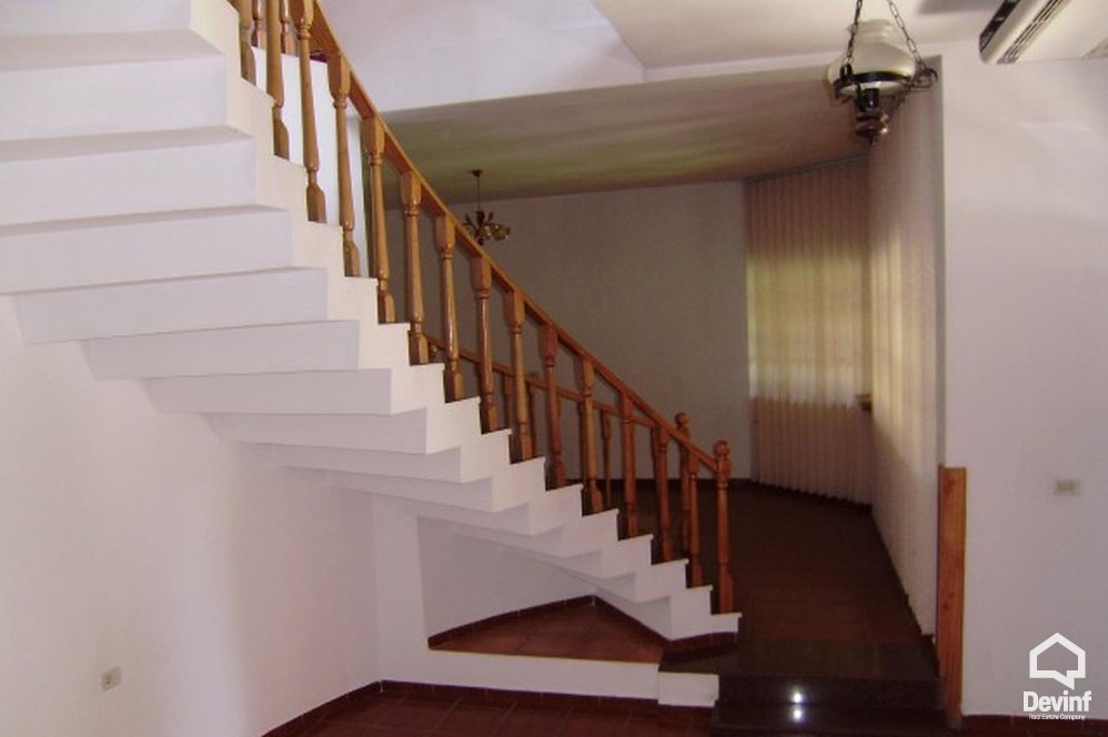 Tirane Qera Vile  Vila ndodhet ne zonen e vilave te Selites apartament