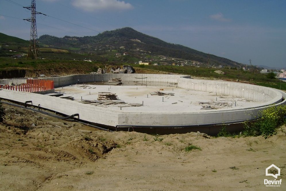 Tirane Shitje Ndertese Multifunksionale  Toka dhe objekti ndodhen gjate rruges se Kavajes, ne Peze, Tirane. zyre