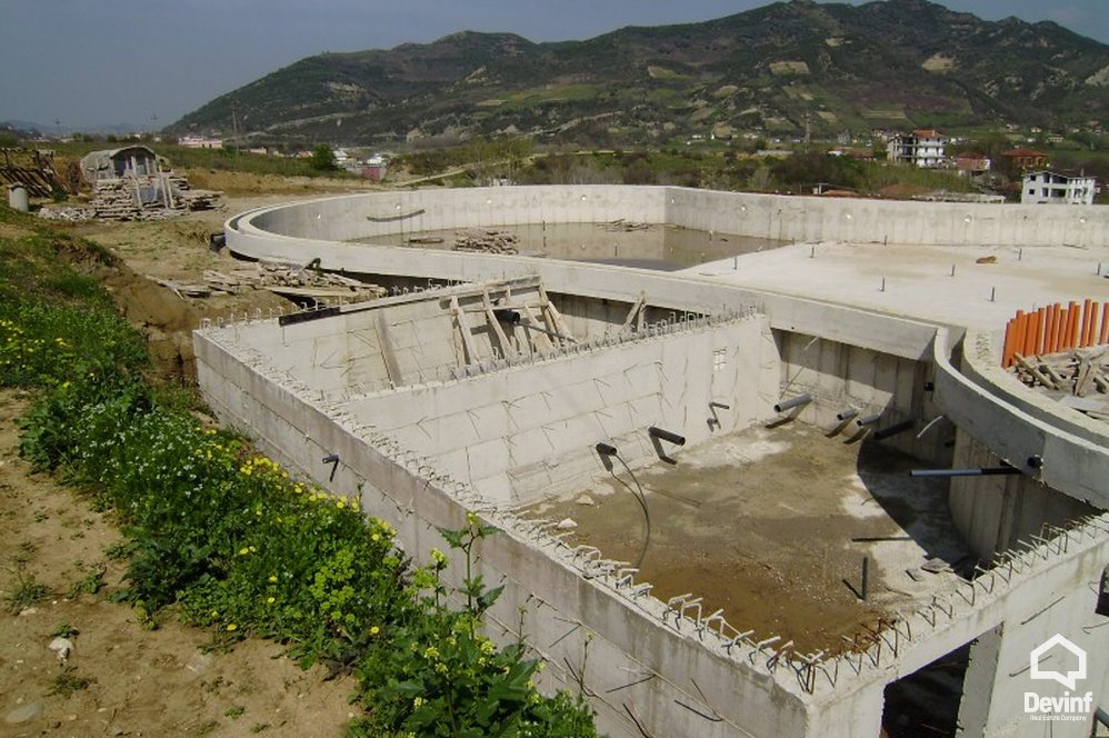 Tirane Shitje Ndertese Multifunksionale  Toka dhe objekti ndodhen gjate rruges se Kavajes, ne Peze, Tirane. zyre