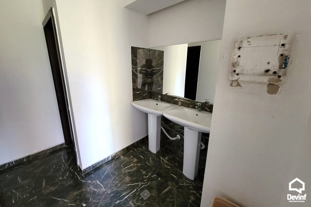 Tirane Qera Zyre  Zyra ndodhet ne pallat te ri prane qendres se Tirane, ne buze te njerres nga rruget me kryesore. zyre klinike dentare qender estetike