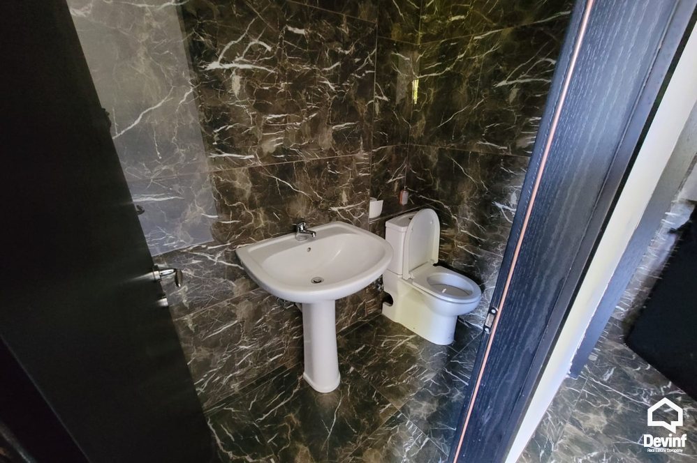 Tirane Qera Zyre  Zyra ndodhet ne pallat te ri prane qendres se Tirane, ne buze te njerres nga rruget me kryesore. zyre klinike dentare qender estetike