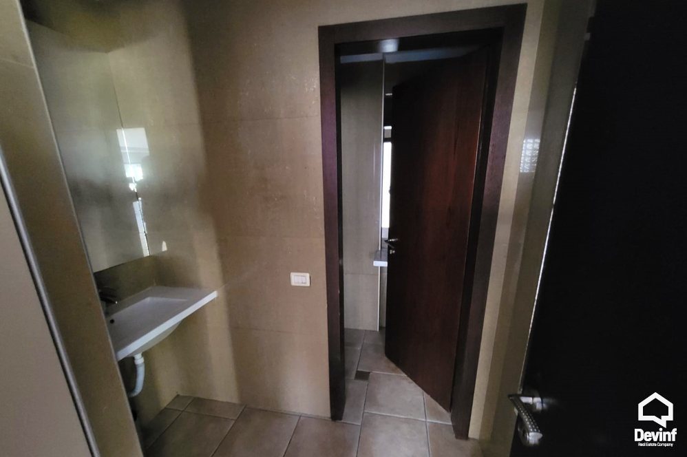 Tirane Qera Zyre  Zyra ndodhet ne pallat te ri prane qendres se Tirane, ne buze te njerres nga rruget me kryesore. zyre klinike dentare qender estetike