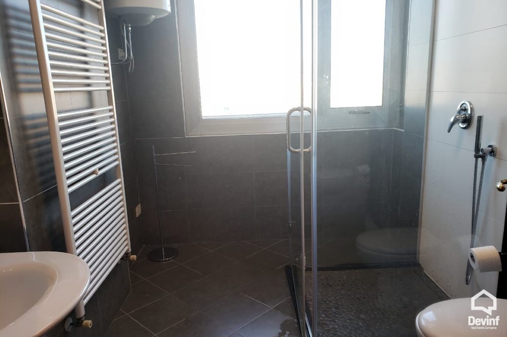 Tirane Qera Apartament 3+1+G Apartamenti ndodhet ne nje ndertim te ri prane Piramides apartament
