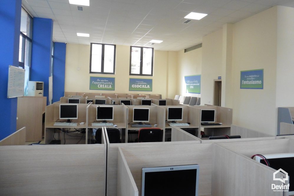 Tirane Qera Dyqan  Dyqan ne zonen e Pazarit te Ri zyre dyqan
