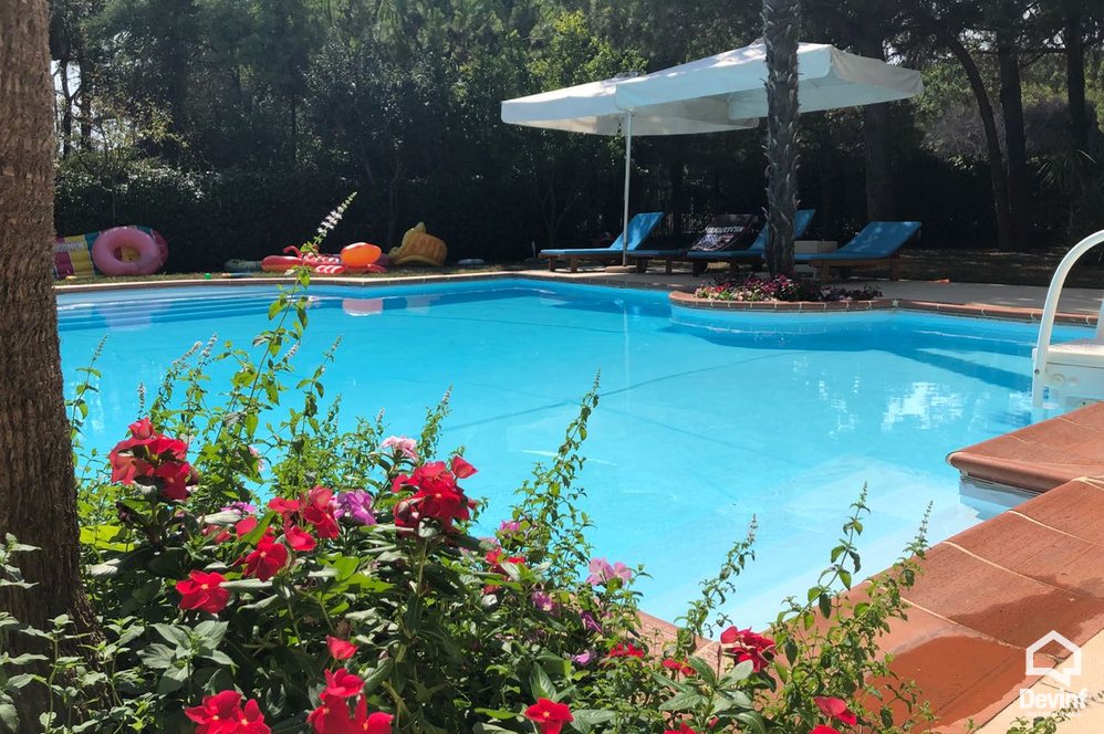 Durres Shitje Vile 3+1+G Vila ndodhet prane nje kompleksi turistik ne Malin e Robit.  bregdet kompleks rezidencial