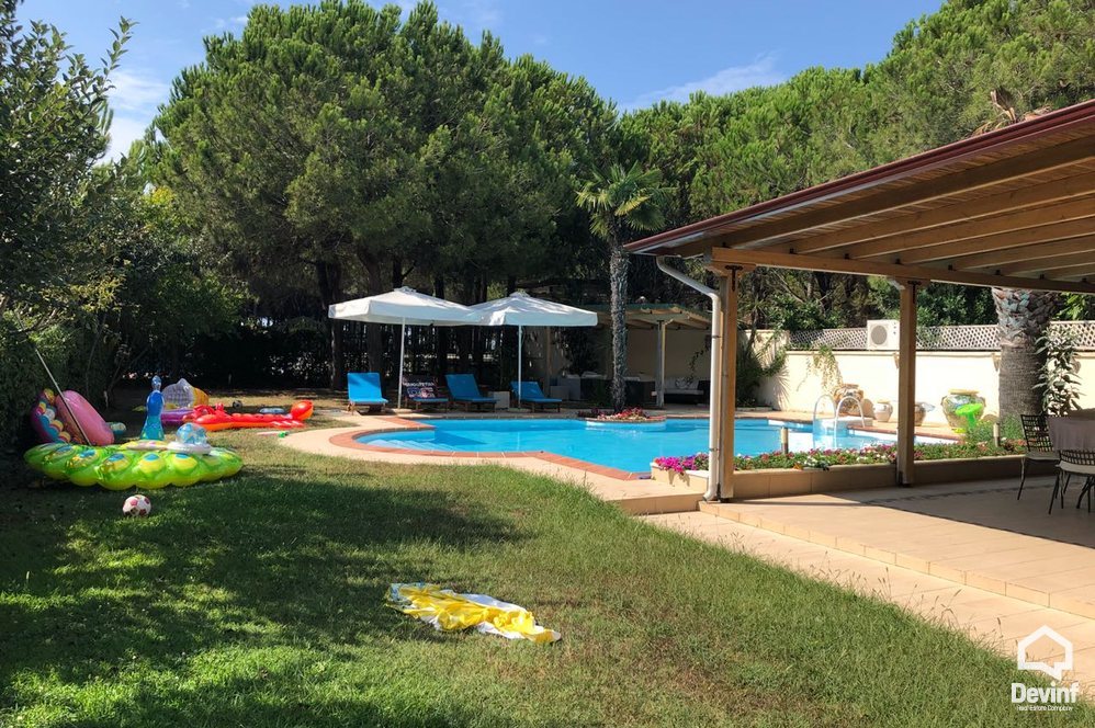 Durres Shitje Vile 3+1+G Vila ndodhet prane nje kompleksi turistik ne Malin e Robit.  bregdet kompleks rezidencial