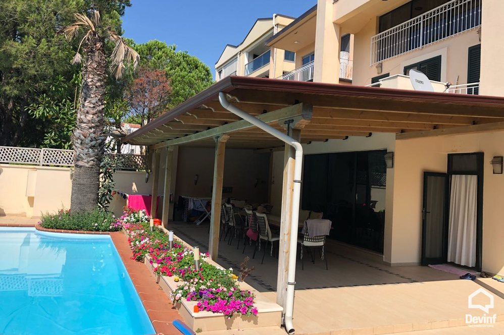Durres Shitje Vile 3+1+G Vila ndodhet prane nje kompleksi turistik ne Malin e Robit.  bregdet kompleks rezidencial