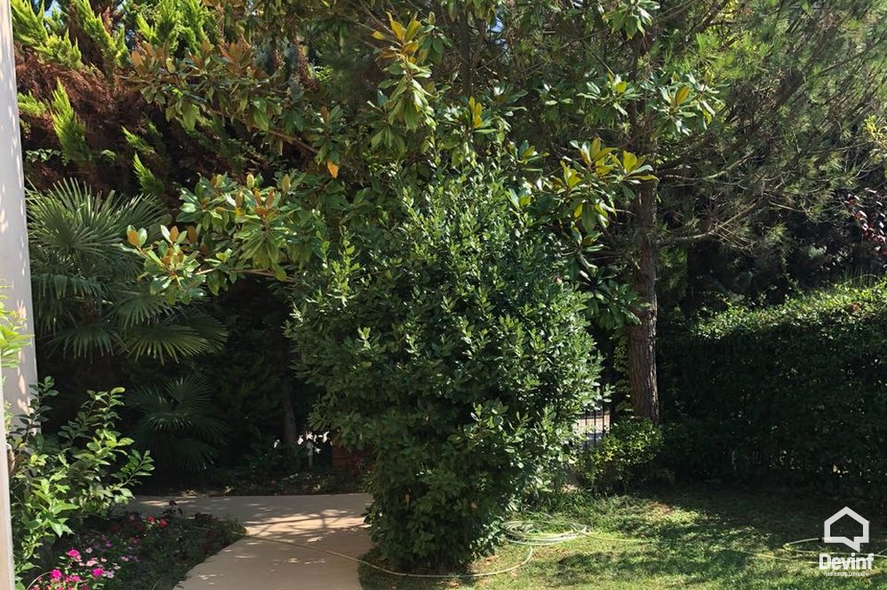 Durres Shitje Vile 3+1+G Vila ndodhet prane nje kompleksi turistik ne Malin e Robit.  bregdet kompleks rezidencial