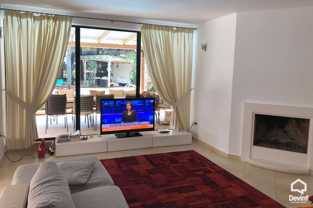 Durres Shitje Vile 3+1+G Vila ndodhet prane nje kompleksi turistik ne Malin e Robit.  bregdet kompleks rezidencial
