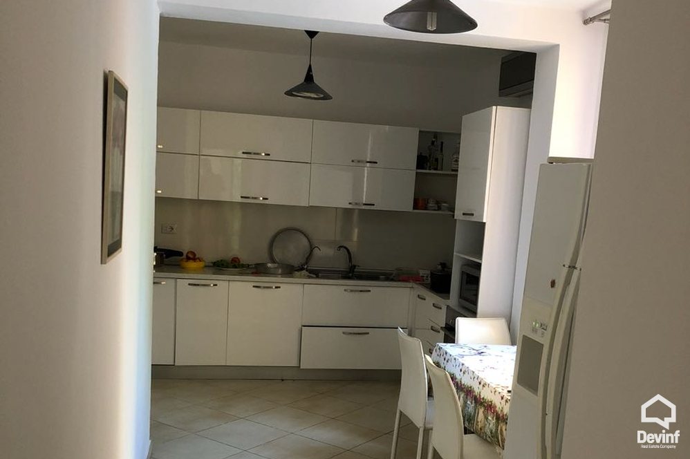 Durres Shitje Vile 3+1+G Vila ndodhet prane nje kompleksi turistik ne Malin e Robit.  bregdet kompleks rezidencial