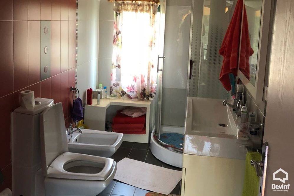 Durres Shitje Vile 3+1+G Vila ndodhet prane nje kompleksi turistik ne Malin e Robit.  bregdet kompleks rezidencial