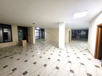Zyre Qera Zyra ndodhet prane Stadiumit Air Albania
