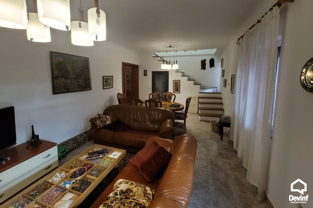 Tirane Qera Vile Me shume se 4 dhoma Shtepi 2 kateshe ne qender te Tiranes zyre vile hotel